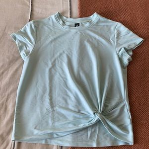 Athletic crop knotted shirt